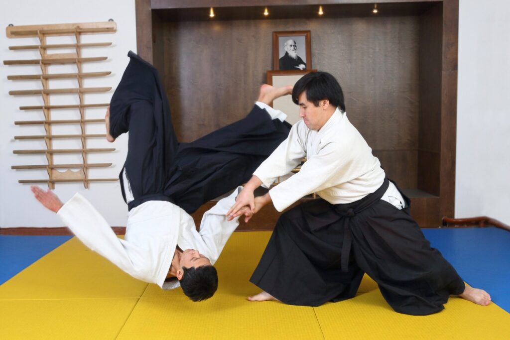 Aikido charakteryzuje się płynnymi, okrężnymi ruchami, które są kluczowe dla skutecznej obrony