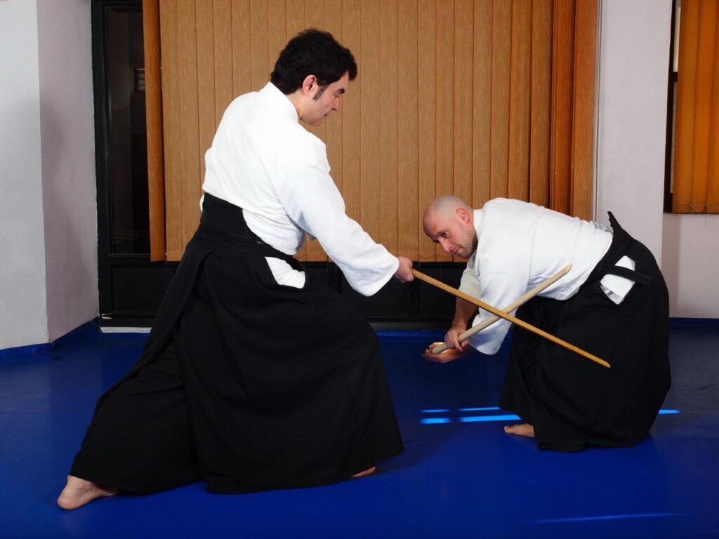 Regularne praktykowanie aikido prowadzi do wielu korzyści zarówno dla ciała jak i umysłu