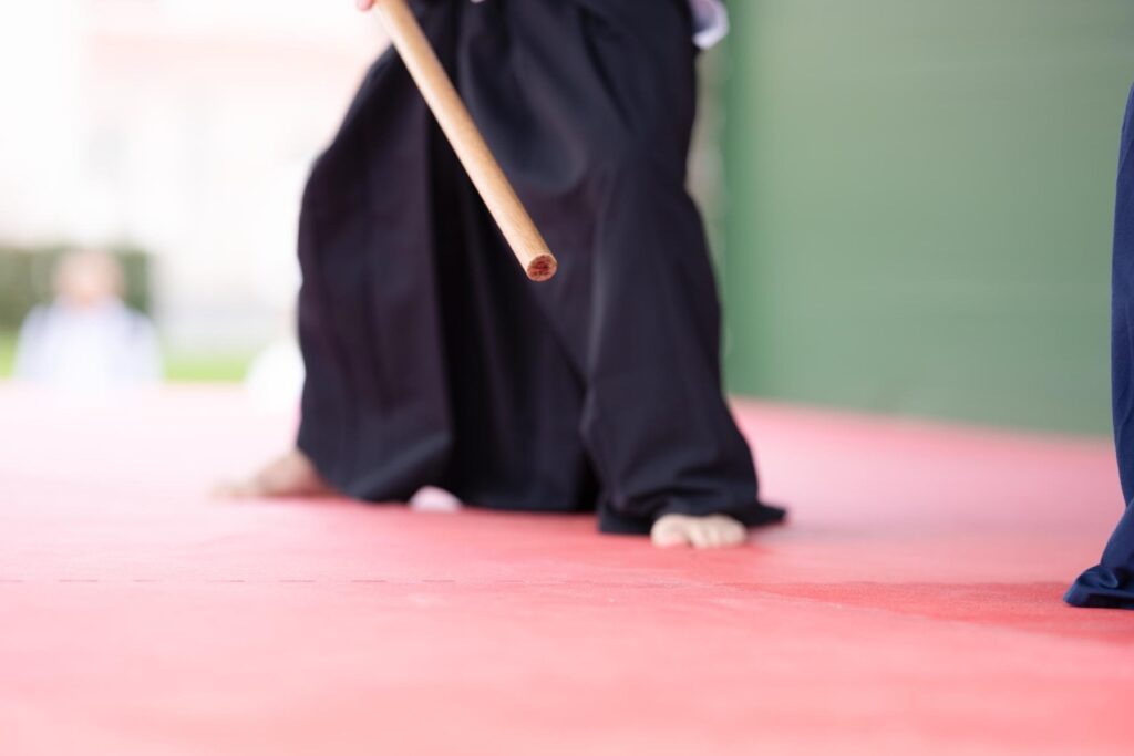 Aikido, japońska sztuka walki, znana jest ze swojego holistycznego podejścia do rozwoju ciała i umysłu
