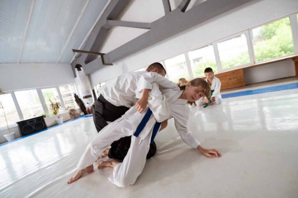 Aikido to japońska sztuka walki, która promuje harmonię i współpracę, zamiast konfrontacji