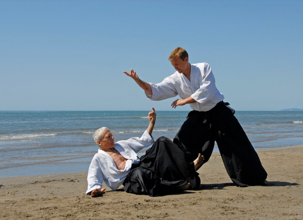 Aikido, choć nieco mniej znane niż inne sztuki walki takie jak karate czy judo, stanowi fascynujące połączenie samoobrony i filozofii