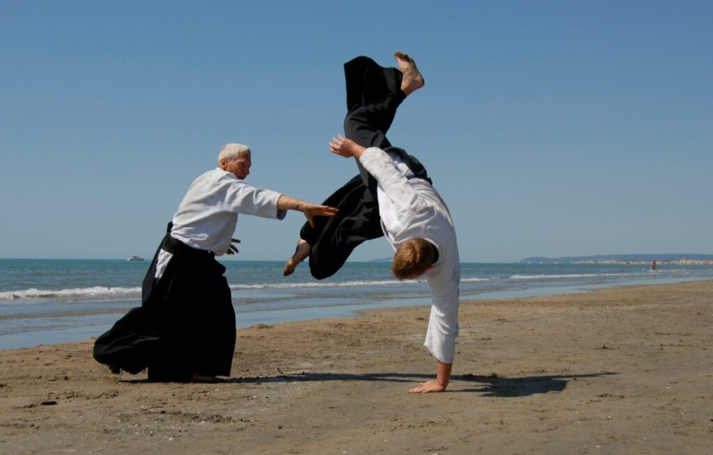 Aikido, choć nieco mniej znane niż inne sztuki walki takie jak karate czy judo, stanowi fascynujące połączenie samoobrony i filozofii