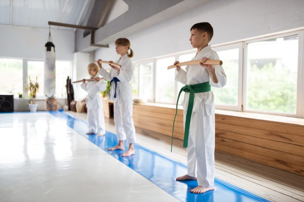 Aikido, japońska sztuka walki znana z używania technik obronnych, które pozwalają pokonać przeciwnika bez wyrządzania mu krzywdy, zdobywa coraz większą popularność również wśród najmłodszych