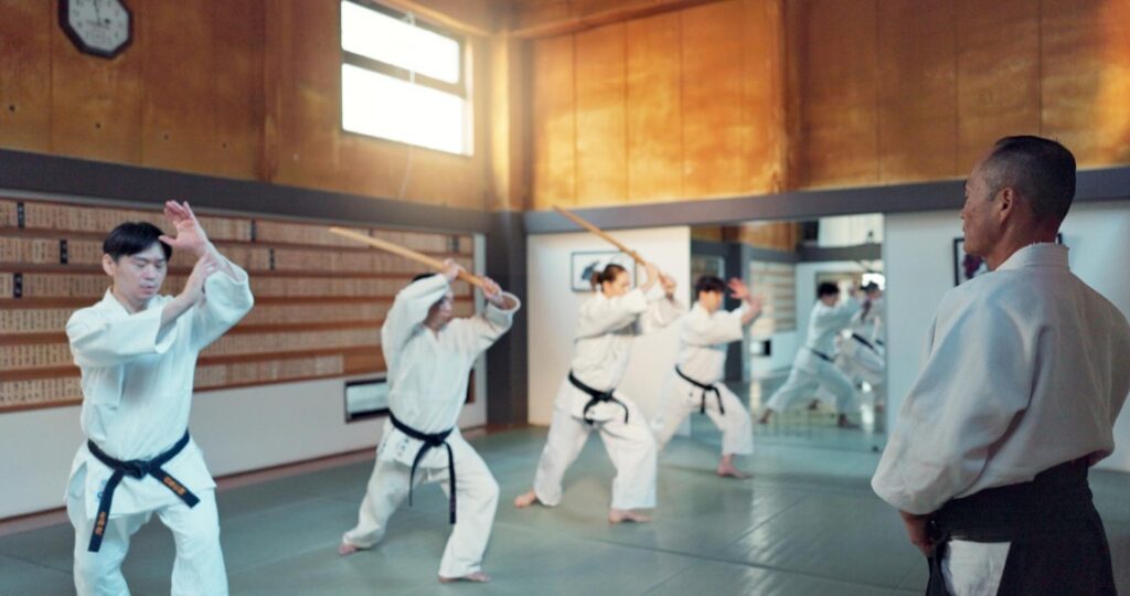 Aikido, choć mniej znane niż karate czy judo, jest jedną z najbardziej fascynujących japońskich sztuk walki
