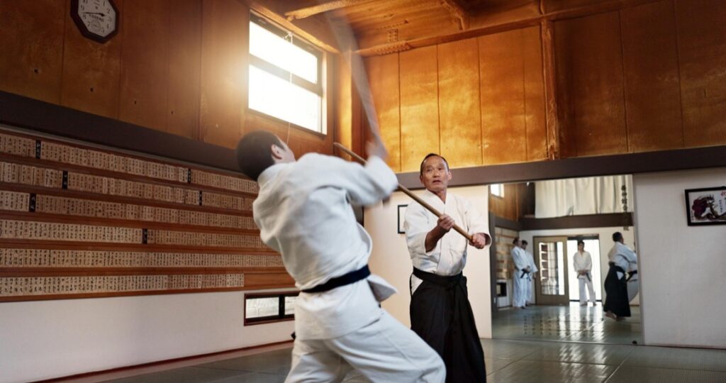 Aikido, choć mniej znane niż karate czy judo, jest jedną z najbardziej fascynujących japońskich sztuk walki