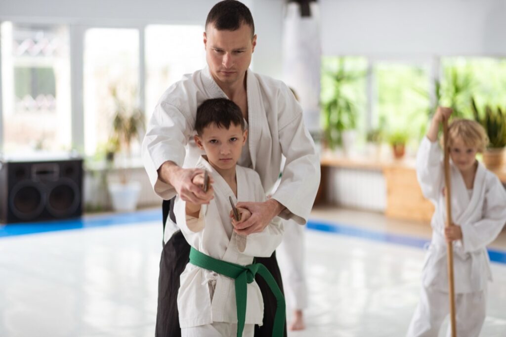 Aikido, japońska sztuka walki znana z używania technik obronnych, które pozwalają pokonać przeciwnika bez wyrządzania mu krzywdy, zdobywa coraz większą popularność również wśród najmłodszych