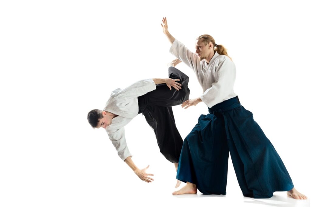 Aikido, choć często klasyfikowane jako sztuka walki, w rzeczywistości przekracza granice typowego treningu fizycznego, oferując swoim adeptom ścieżkę do osiągnięcia głębszej harmonii psychicznej i fizycznej