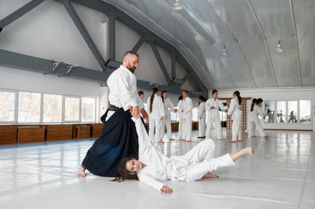 Aikido to sztuka walki, która kładzie nacisk na harmonię i unikanie konfrontacji
