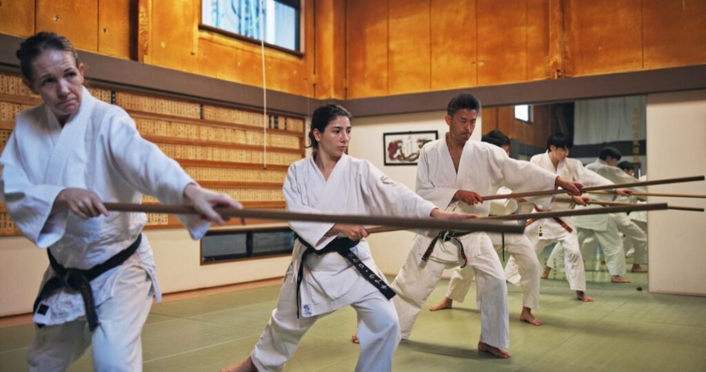 Aikido, sztuka walki, która kładzie nacisk na harmonię i techniki obronne, zyskuje na popularności także w Polsce